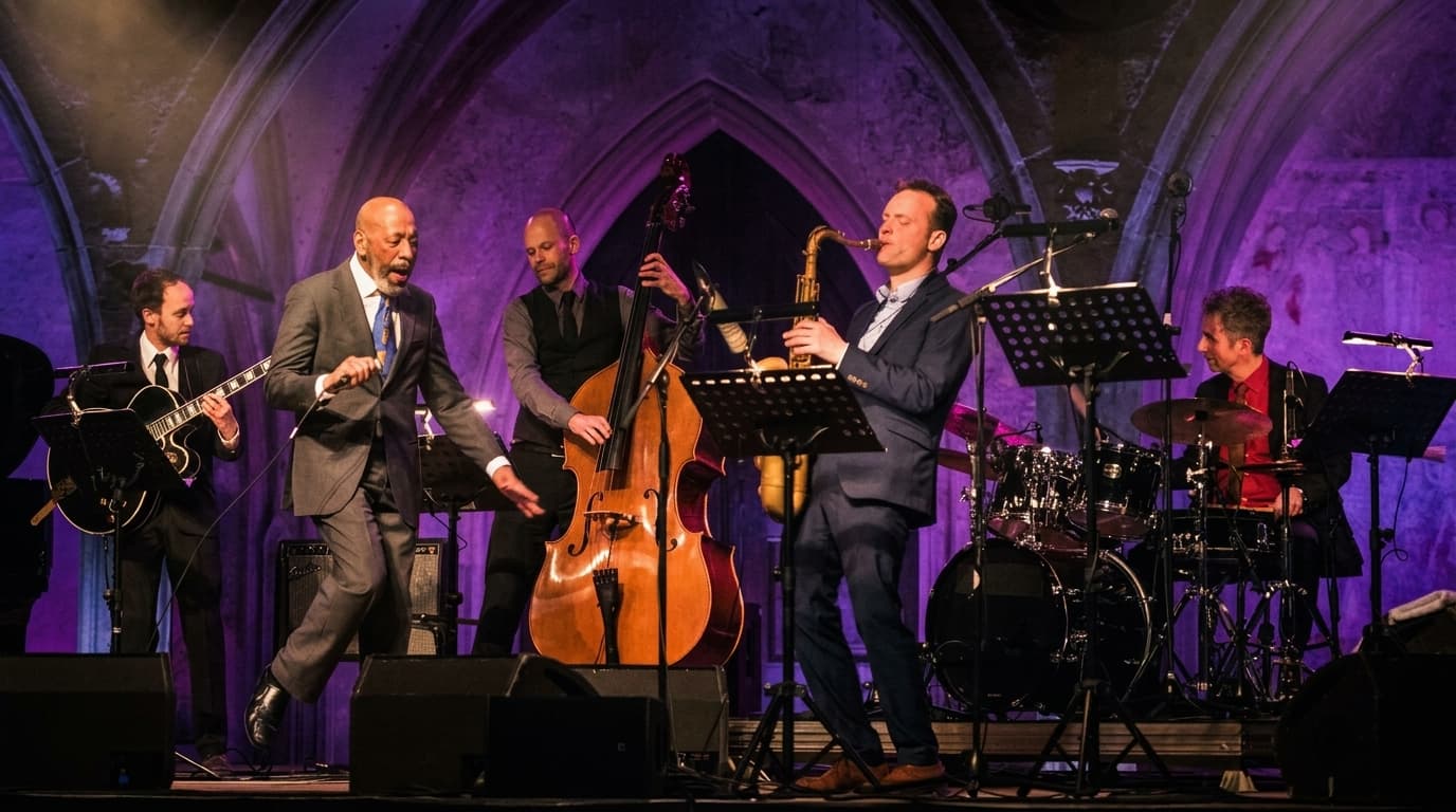 Benjamin Strauß live am Schlagzeug mit seiner Band auf der Bühne im violetten Bühnenlicht